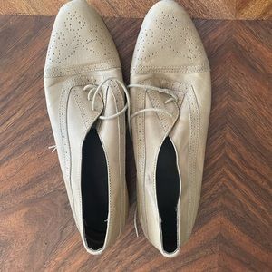 Cute Oxfords in off-white